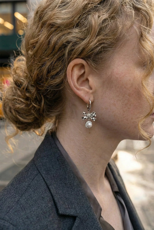 Sacred Ribbon of Gifts Silver Tone Küpeler