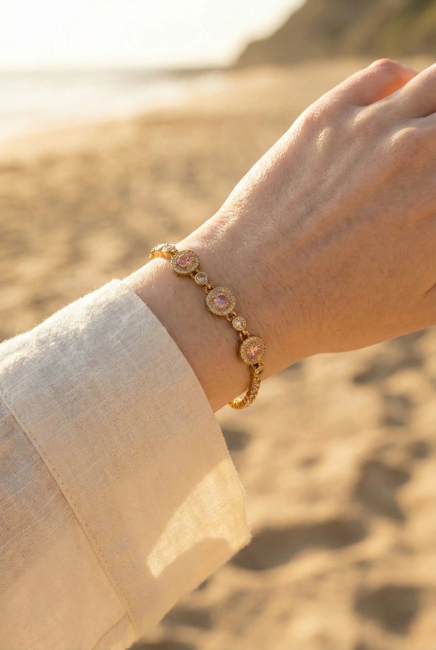 Stellar Whisper Gold Su Yolu Form Zirkon Süslemeli Bileklik