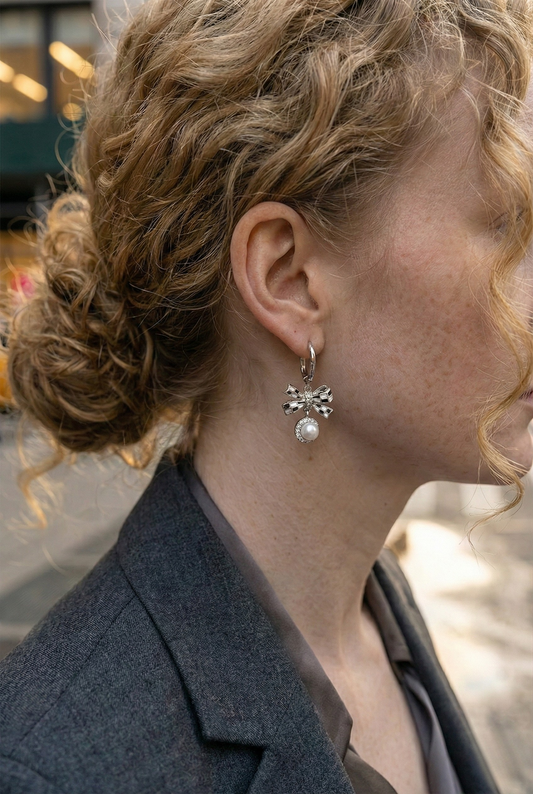 Sacred Ribbon of Gifts Silver Tone Küpeler